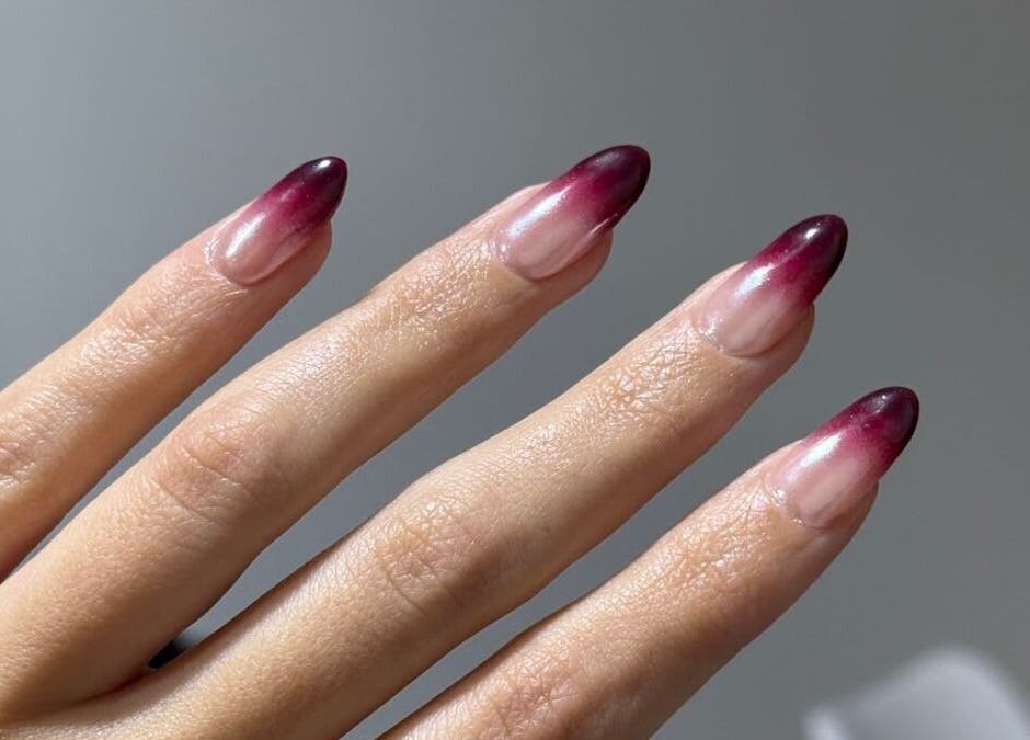 Manicura degradada en tonos rubí en Club Bae, Maipú, Región Metropolitana, CL.