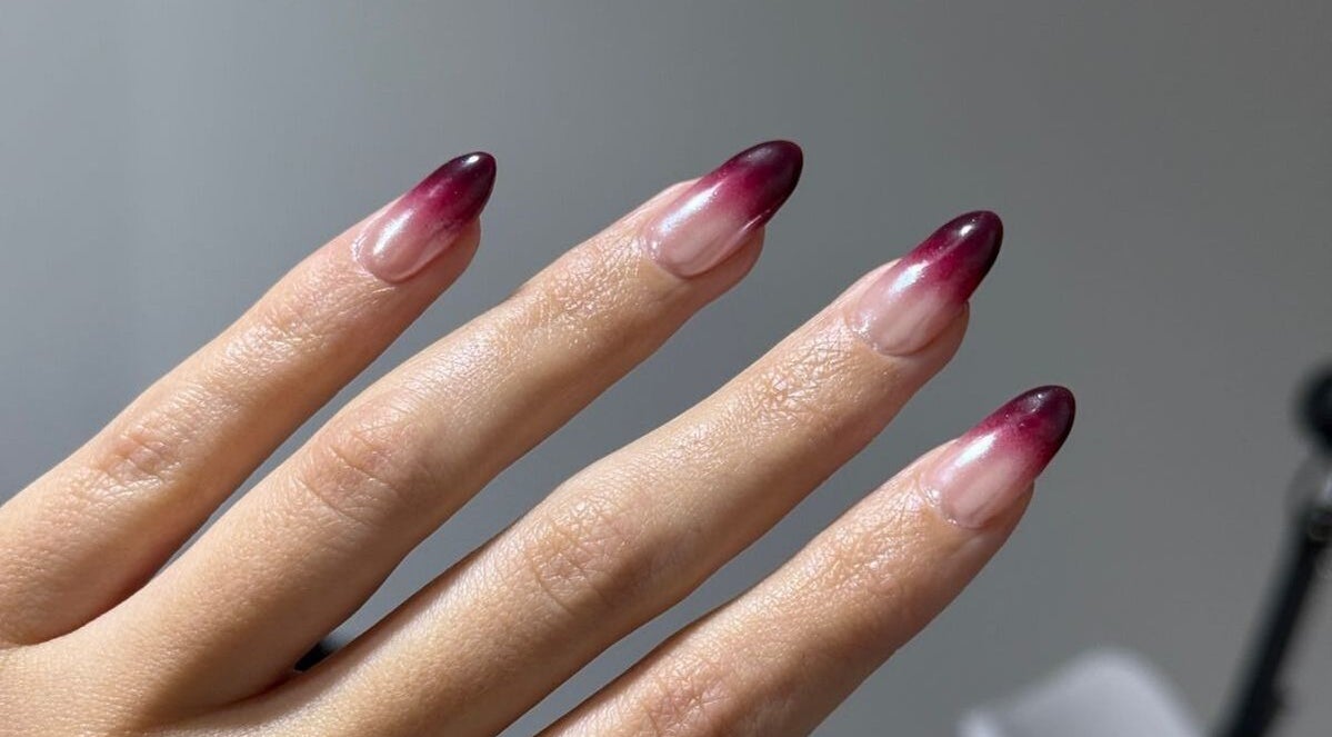 Manicura degradada en tonos rubí en Club Bae, Maipú, Región Metropolitana, CL.