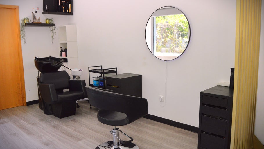 Modern salon interior at Jorge Rodriguez Cabelereiro OLI Organic in Lisboa, Lisboa, PT with stylish decor.