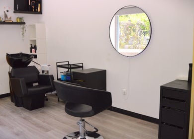 Modern salon interior at Jorge Rodriguez Cabelereiro OLI Organic in Lisboa, Lisboa, PT with stylish decor.