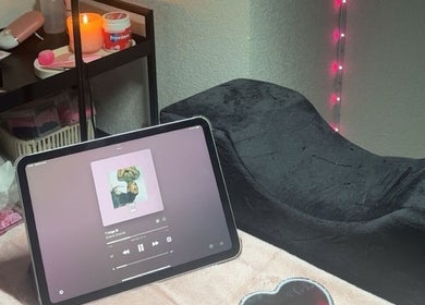 Espace bien-être chez ST BEAUTY, Montpellier, Occitanie, FR avec tablette et bougie allumée.