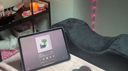 Espace bien-être chez ST BEAUTY, Montpellier, Occitanie, FR avec tablette et bougie allumée.