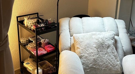 Coin détente à St Beauty, Montpellier, Occitanie, FR avec fauteuil confortable et stockage beauté.