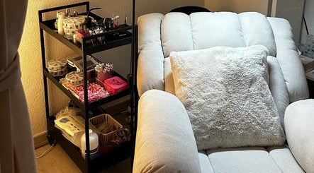 Chaise confortable et étagère beauté chez St Beauty, Montpellier, Occitanie, FR. Ambiance apaisante et organisée.