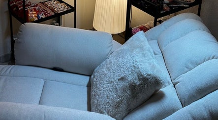 Fauteuil confortable et éclairage doux chez St Beauty, Montpellier, Occitanie, FR.