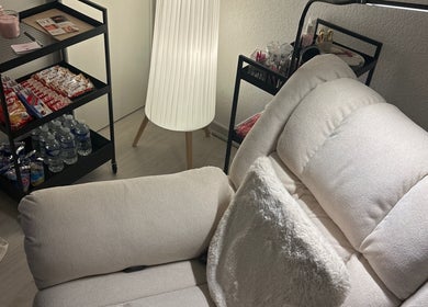 Espace cosy et lumineux chez St Beauty, Montpellier, Occitanie, FR avec fauteuil et table d'accueil.