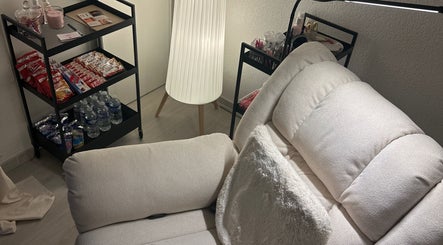 Espace cosy et lumineux chez St Beauty, Montpellier, Occitanie, FR avec fauteuil et table d'accueil.