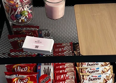 Tablette de friandises et cartes de visite à St Beauty, Montpellier, Occitanie, FR.