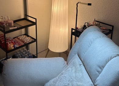 Coin détente à St Beauty, Montpellier, Occitanie, FR avec fauteuil confortable, lampe chaleureuse et collations.