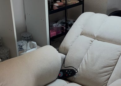 Fauteuil de bien-être au salon St Beauty à Montpellier, Occitanie, FR, entouré d'accessoires de beauté.