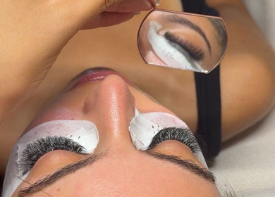 Pose d'extensions de cils à St Beauty, Montpellier, Occitanie, FR. Transformez votre regard avec élégance.