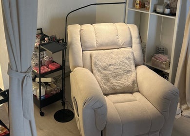 Espace détente chez St Beauty, Montpellier, Occitanie, FR avec fauteuil confortable et décor accueillant.