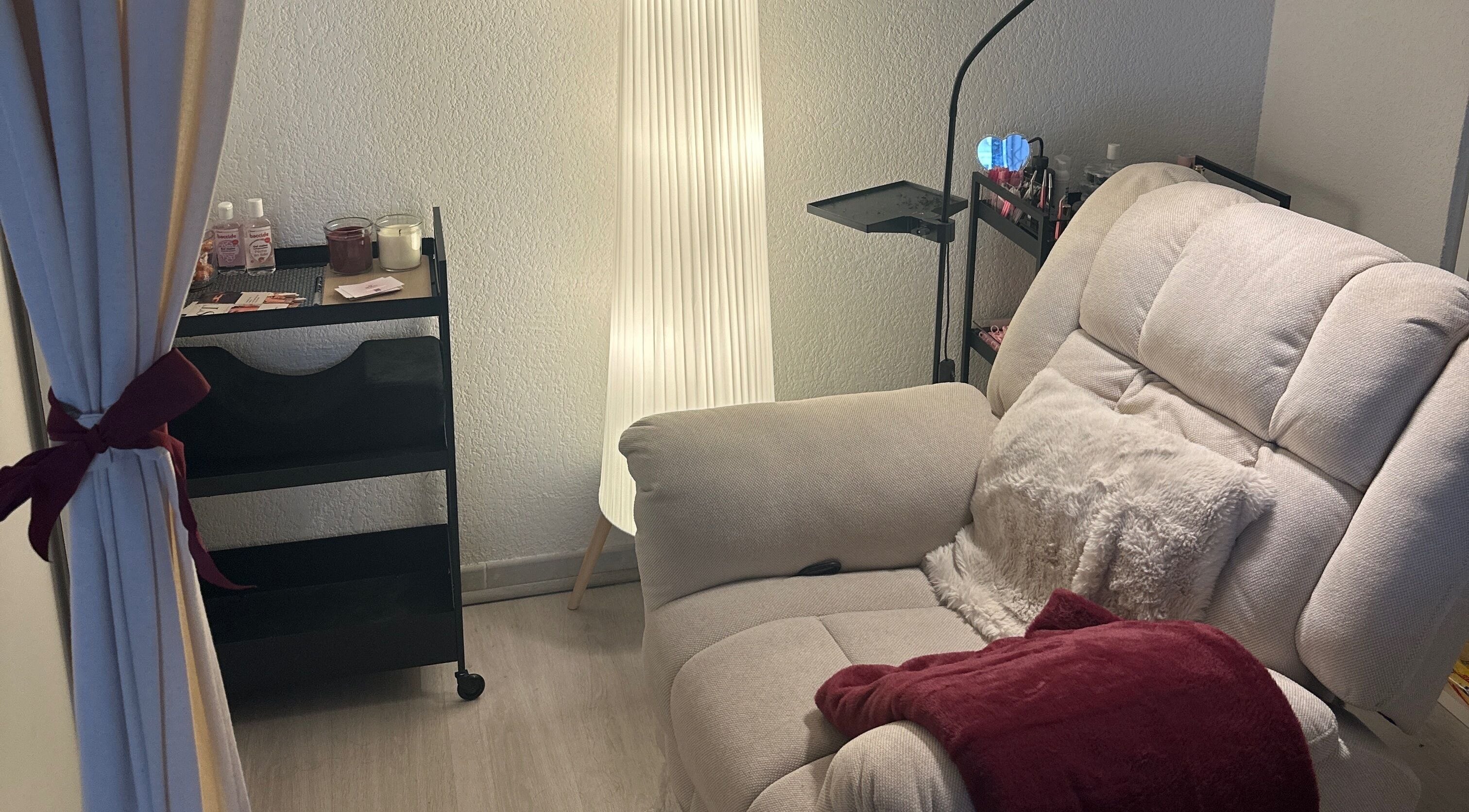 Coin de détente avec fauteuil confortable à St Beauty, Montpellier, Occitanie, FR.