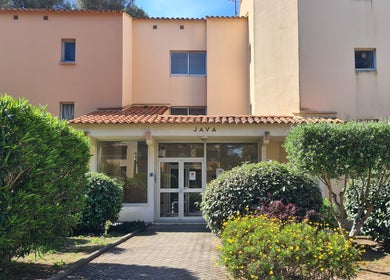 Entrée principale de Jessy Manucure à Saint-mandrier-sur-mer, Provence-alpes-côte D'azur, FR avec des arbustes.