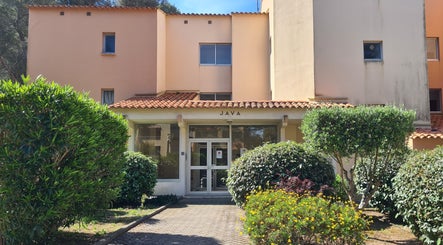 Entrée principale de Jessy Manucure à Saint-mandrier-sur-mer, Provence-alpes-côte D'azur, FR avec des arbustes.