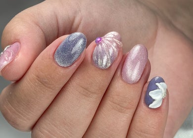 Manucure élégante avec motifs brillants à Jessy Manucure, Saint-mandrier-sur-mer, Provence-alpes-côte D'azur, FR.