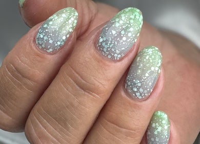 Manucure vert pailleté chez Jessy Manucure à Saint-mandrier-sur-mer, Provence-alpes-côte D'azur, FR.
