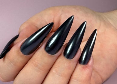 Ongles noirs élégants réalisés par Jessy Manucure à Saint-mandrier-sur-mer, Provence-alpes-côte D'azur, FR.