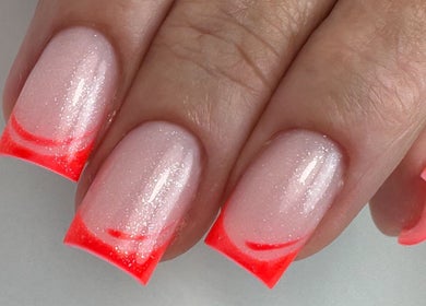 Manucure corail éclatante chez Jessy Manucure à Saint-mandrier-sur-mer, Provence-alpes-côte D'azur, FR.