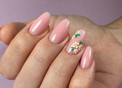 Nail art floral à Jessy Manucure, Saint-Mandrier-sur-Mer, Provence-Alpes-Côte d'Azur, FR.