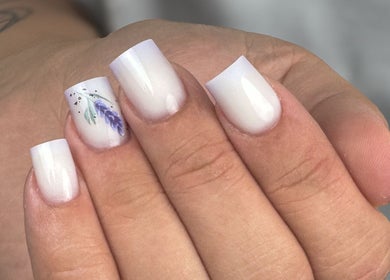 Manucure lavande à Jessy Manucure, Saint-mandrier-sur-mer, Provence-alpes-côte D'azur, FR.