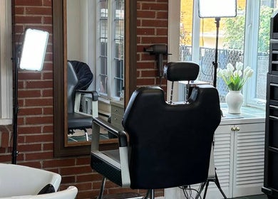 Chaise élégante et miroir dans Maison Barbier Lachute, Lachute, Québec, CA, pour une détente optimale.