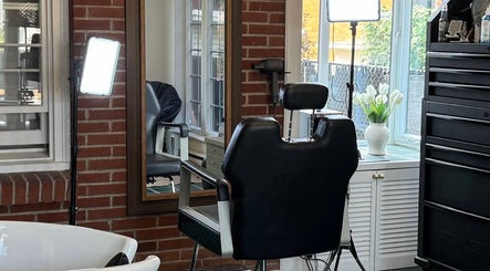 Chaise élégante et miroir dans Maison Barbier Lachute, Lachute, Québec, CA, pour une détente optimale.