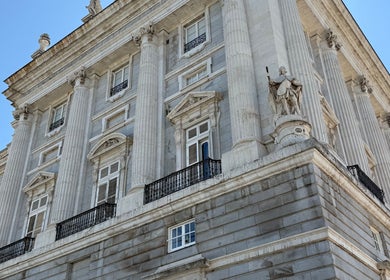 Façade élégante, Maison Barbier Lachute, Lachute, Québec, CA, avec des colonnes majestueuses.