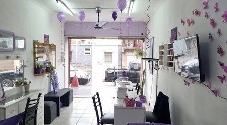 Interior acogedor de Estética Milena en Las Heras, Mendoza, AR, decorado con tonos morados y mariposas.