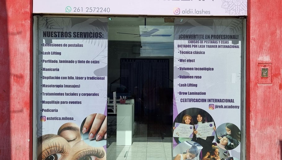 Fachada de Estética Milena en Las Heras, Mendoza, AR mostrando servicios y cursos de belleza.