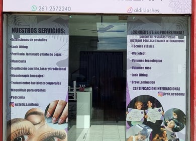 Fachada de Estética Milena en Las Heras, Mendoza, AR mostrando servicios y cursos de belleza.