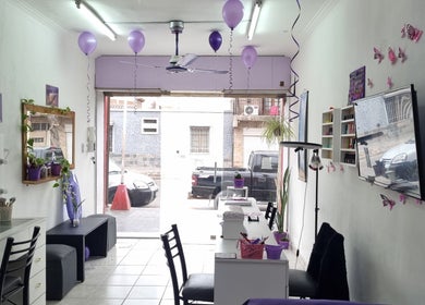 Interior acogedor de Estética Milena en Las Heras, Mendoza, AR, con decoración violeta vibrante.