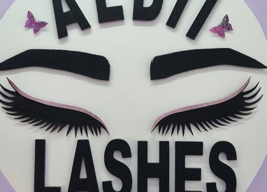 Cartel de cejas y pestañas en Estética Milena, Las Heras, Mendoza, AR.