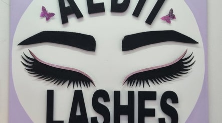 Cartel de cejas y pestañas en Estética Milena, Las Heras, Mendoza, AR.