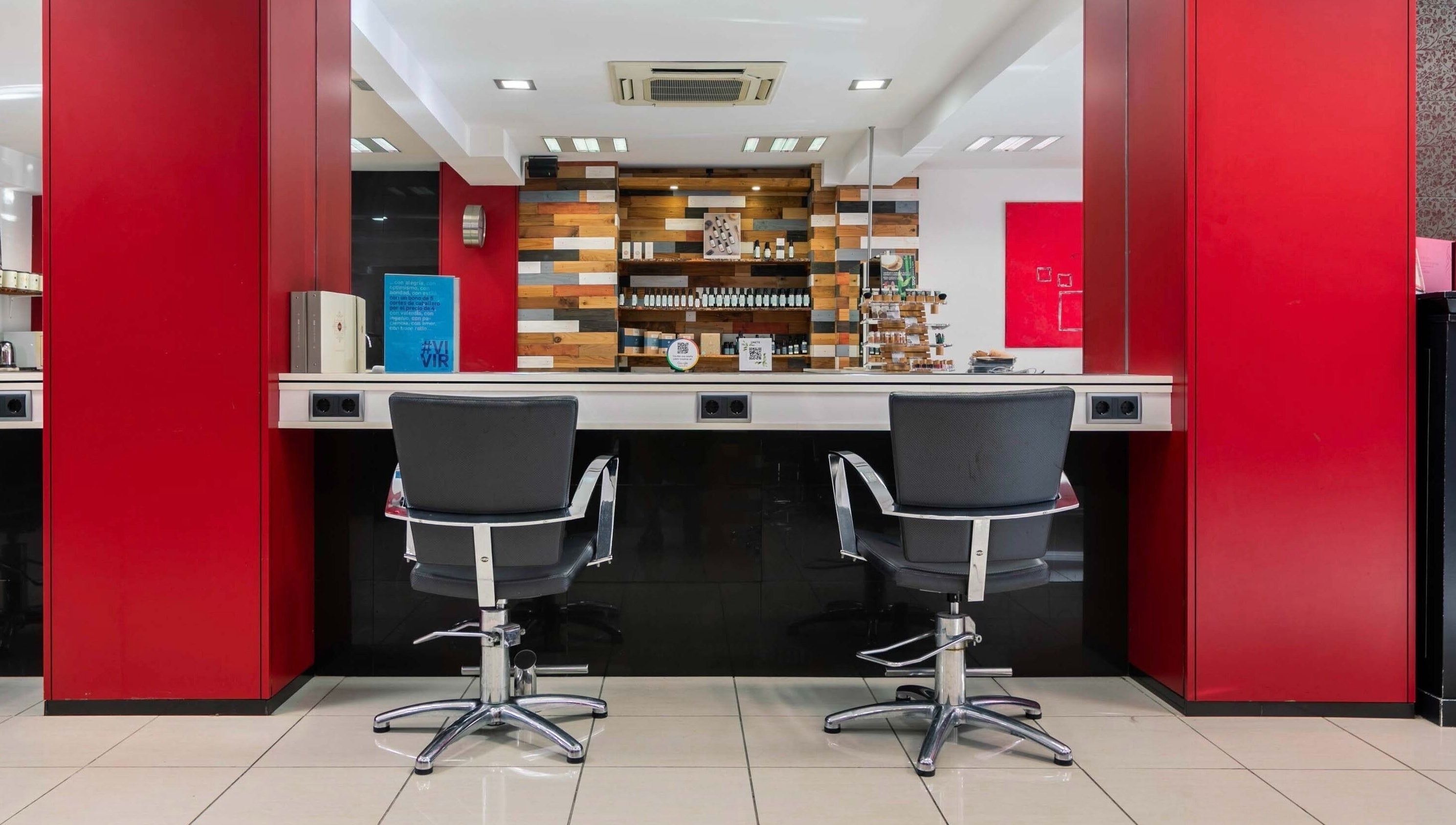 Interior elegante de Monica Otero Stylist en Cornellà De Llobregat, Catalunya, ES. Diseño moderno con sillas de peluquería.