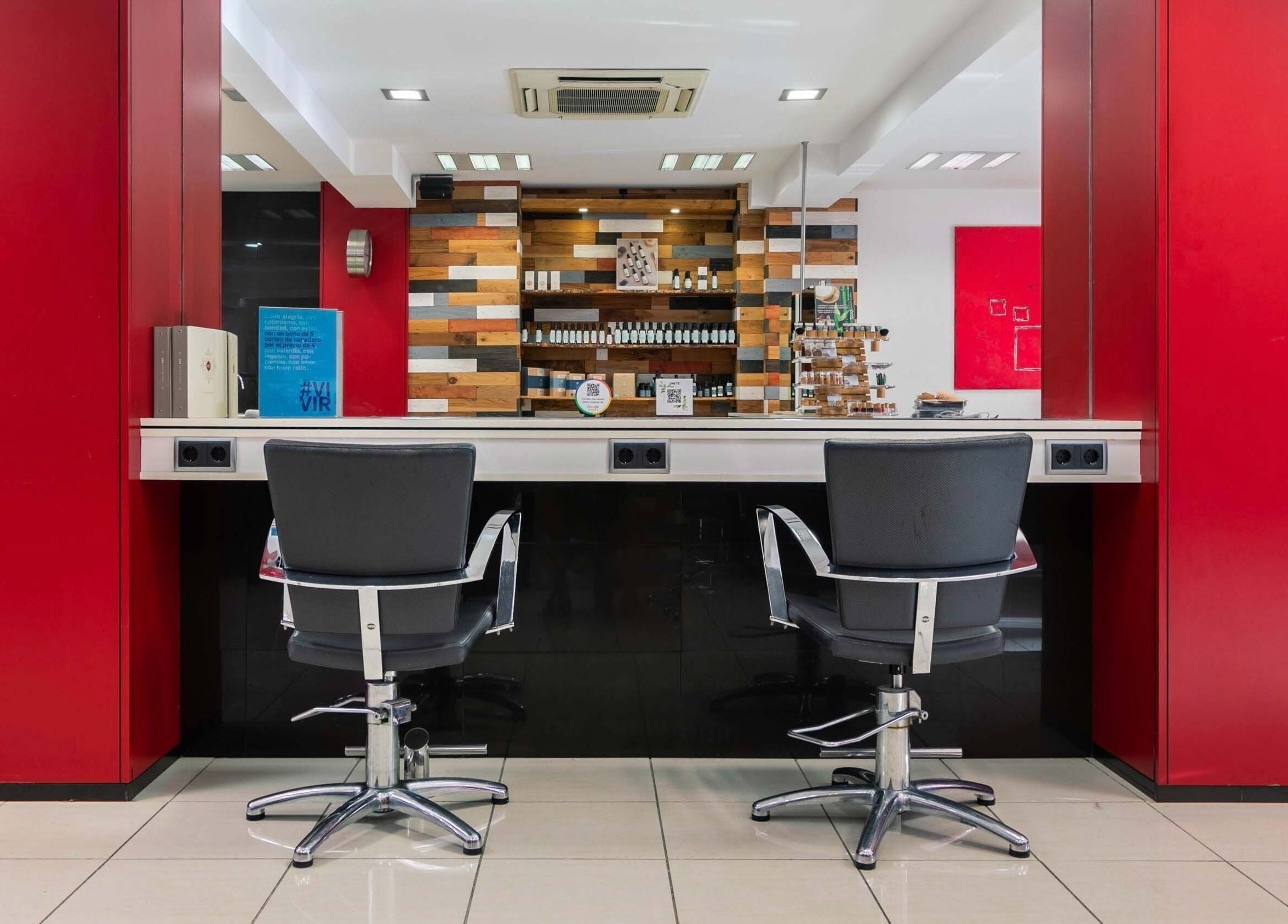 Interior elegante de Monica Otero Stylist en Cornellà De Llobregat, Catalunya, ES. Diseño moderno con sillas de peluquería.