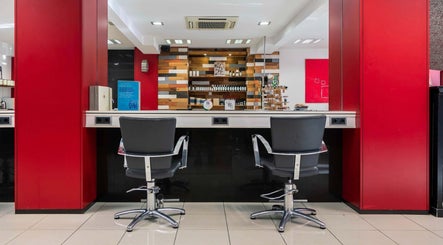 Interior elegante de Monica Otero Stylist en Cornellà De Llobregat, Catalunya, ES. Diseño moderno con sillas de peluquería.