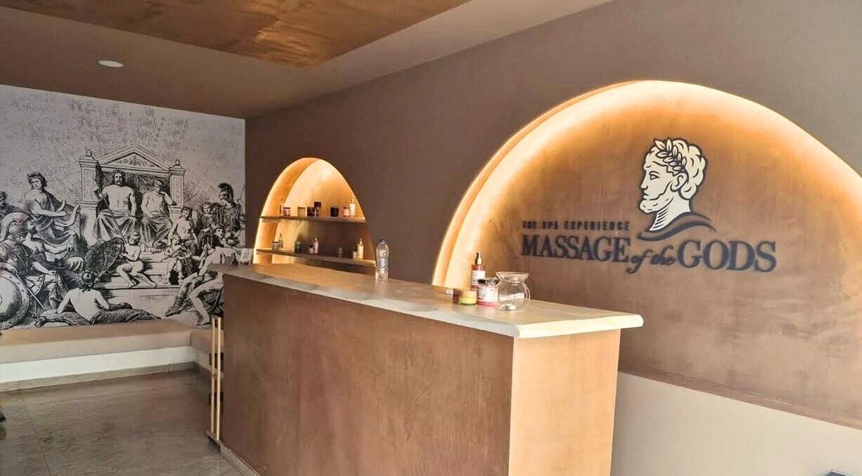 Εσωτερικό του Massage of The Gods στη Νάξο, GR με κομψό λόμπι και τοιχογραφίες αρχαίων θεών.