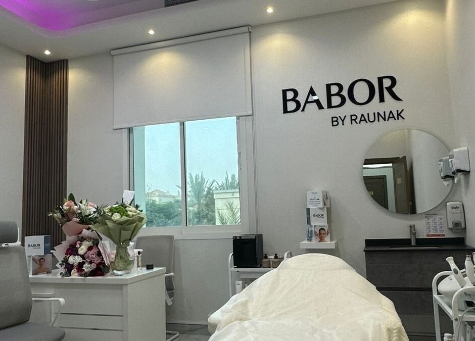 Innenraum von BABOR by Raunak in Dubai, Dubai, AE. Ruhige Behandlungsräume mit moderner Einrichtung und Blumen.