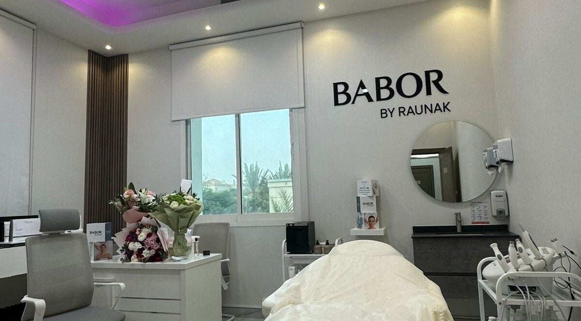 Innenraum von BABOR by Raunak in Dubai, Dubai, AE. Ruhige Behandlungsräume mit moderner Einrichtung und Blumen.
