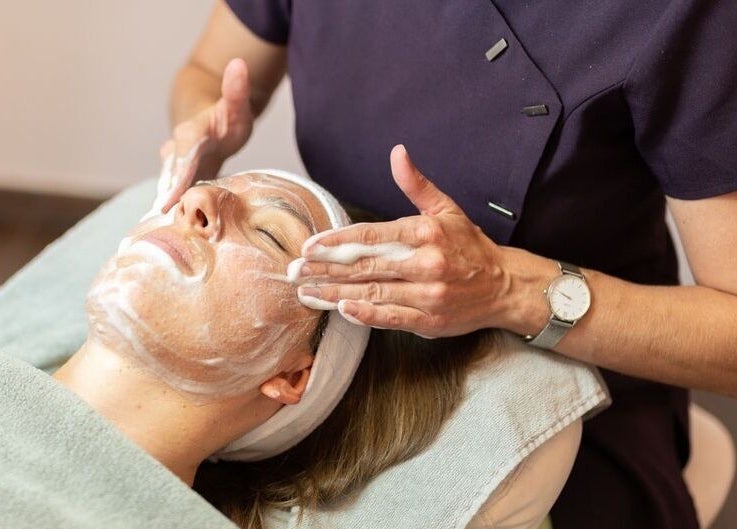 Gesichtsbehandlung bei BABOR by Raunak, Dubai, Dubai, AE für Entspannung und Hautpflege.