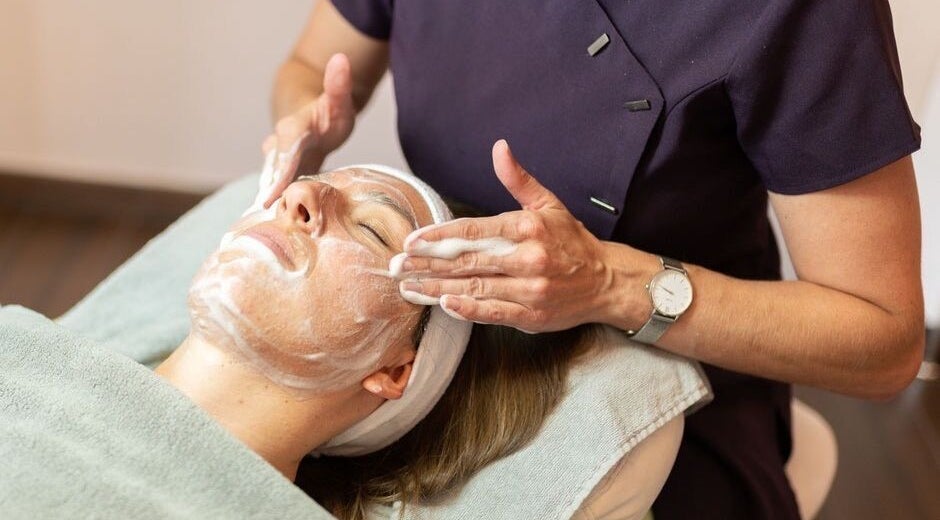 Gesichtsbehandlung bei BABOR by Raunak, Dubai, Dubai, AE für Entspannung und Hautpflege.