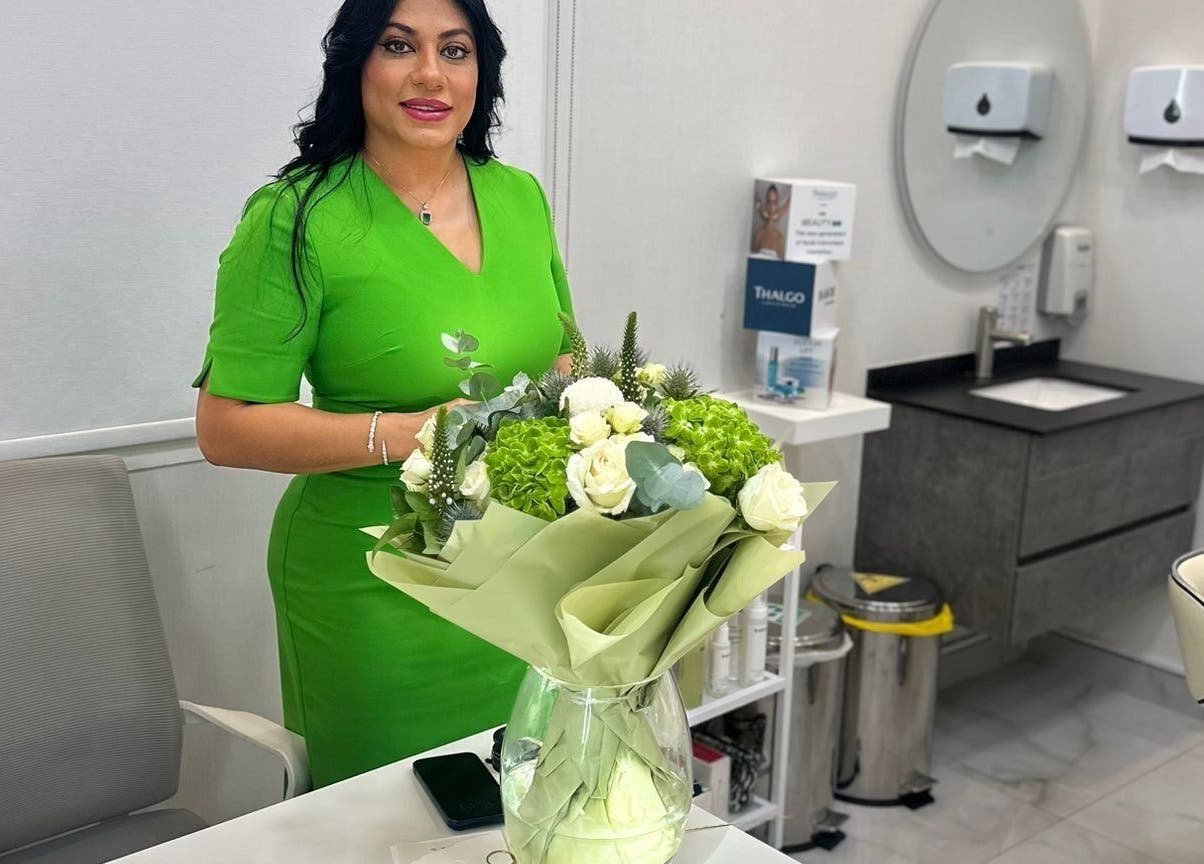 Frau mit Blumenstrauß im Empfangsbereich von BABOR by Raunak, Dubai, Dubai, AE.