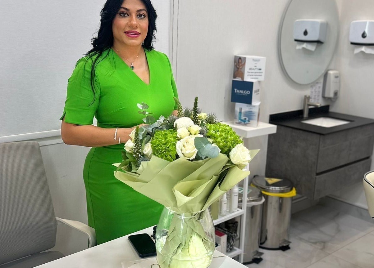 Frau mit Blumenstrauß im Empfangsbereich von BABOR by Raunak, Dubai, Dubai, AE.