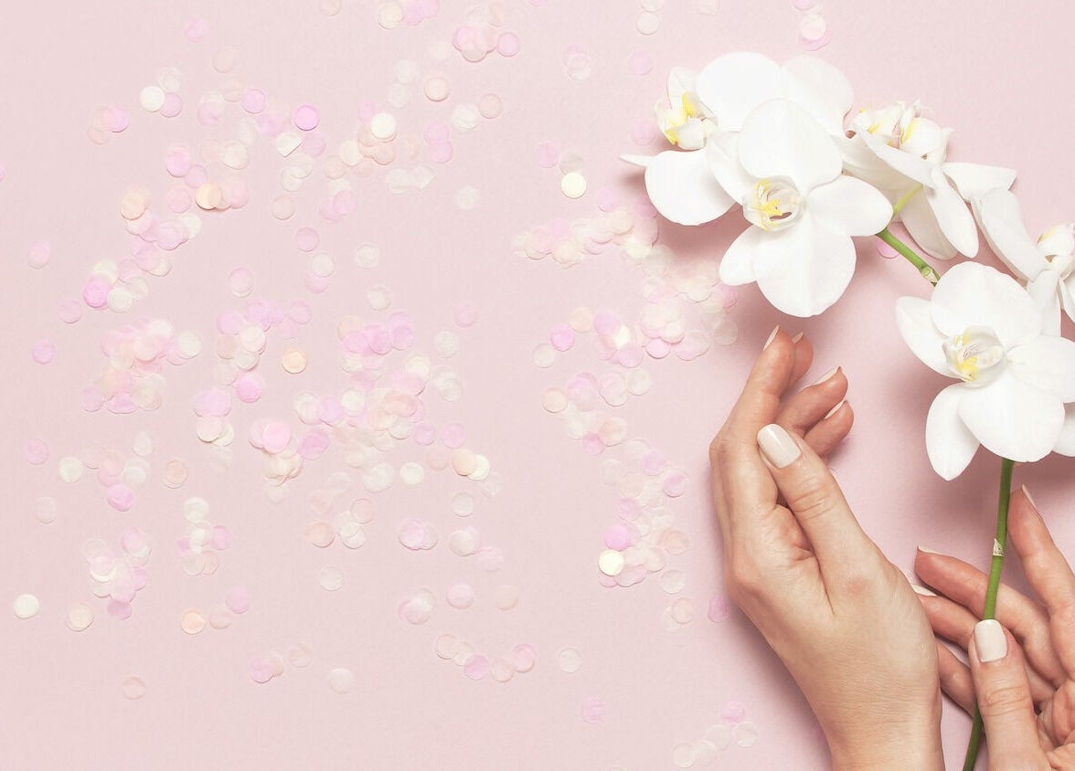 Hand met orchidee bij Studio Monaire, Ijsselmuiden, Overijssel, NL. Delicate schoonheid en welzijn.