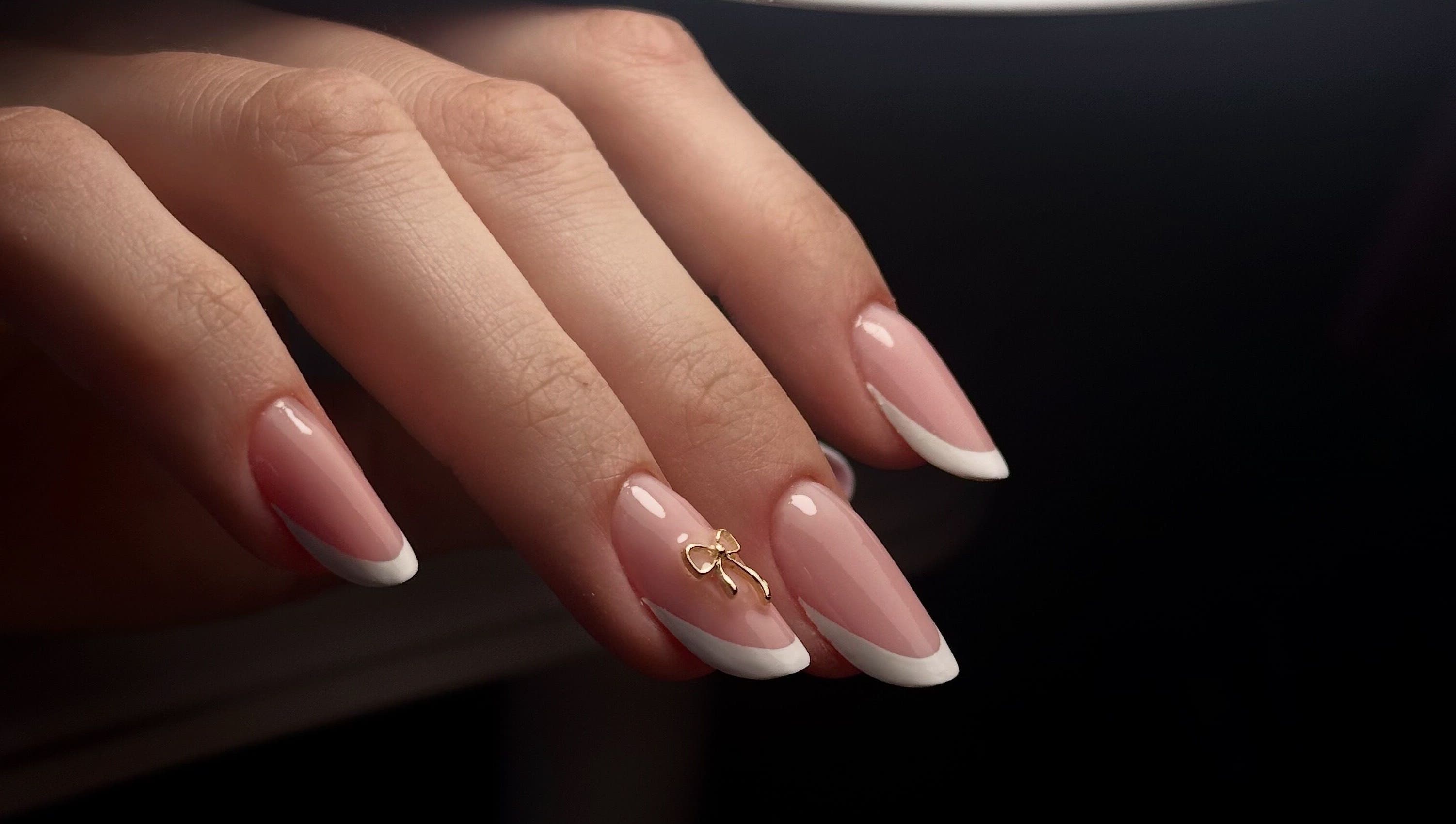 Elegancki manicure z ozdobą w Architektura w Wieluń, Województwo Łódzkie, PL.