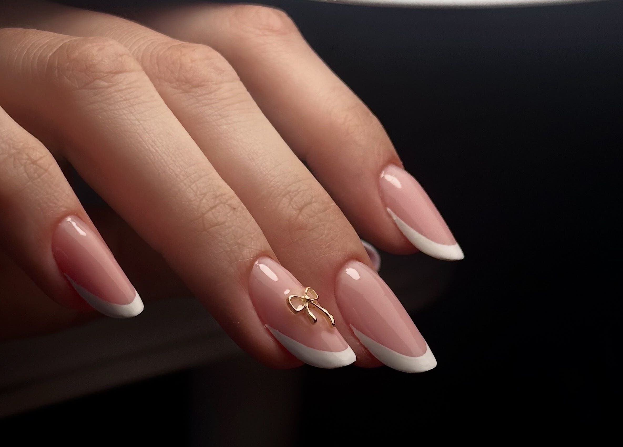 Elegancki manicure z ozdobą w Architektura w Wieluń, Województwo Łódzkie, PL.