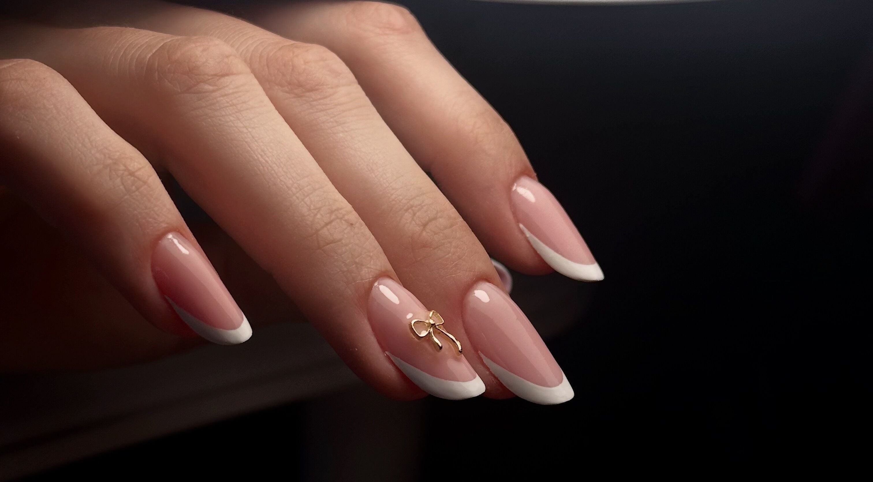 Elegancki manicure z ozdobą w Architektura w Wieluń, Województwo Łódzkie, PL.