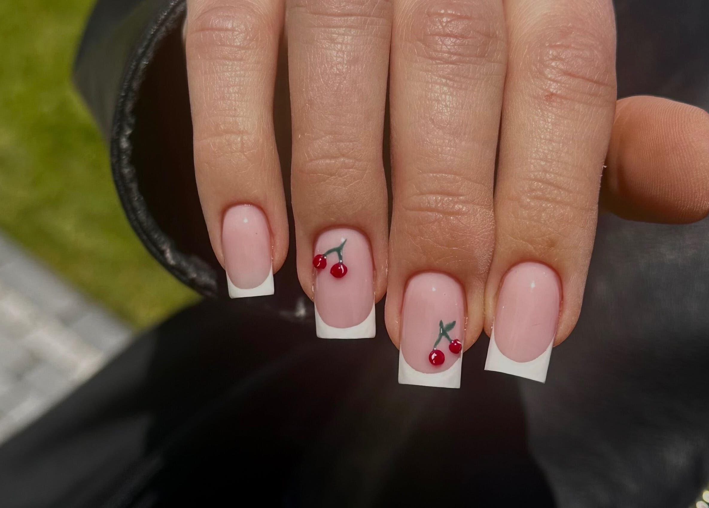 French manicure z motywem wiśni w Architektura, Wieluń, Województwo Łódzkie, PL.