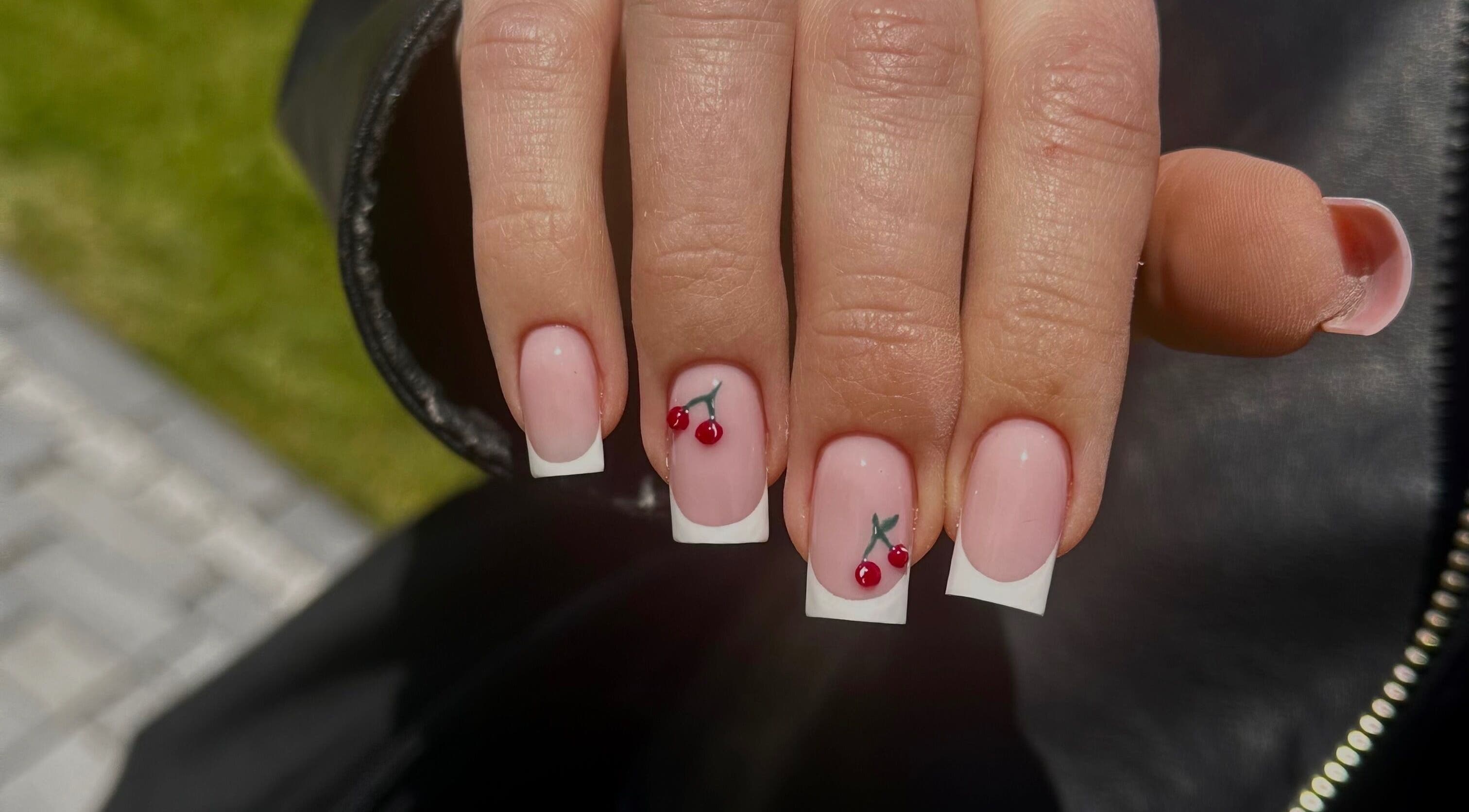 French manicure z motywem wiśni w Architektura, Wieluń, Województwo Łódzkie, PL.